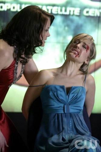 TheCW Staffel1-7Pics_114.jpg - "Sleeper" -- (l-r) Anne Openshaw as Vanessa Weber, Allison Mack as Chloe Sullivan in SMALLVILLE, on The CW Network. Photo: Michael Courtney/The CW © 2007 The CW Network, LLC. All Rights Reserved.